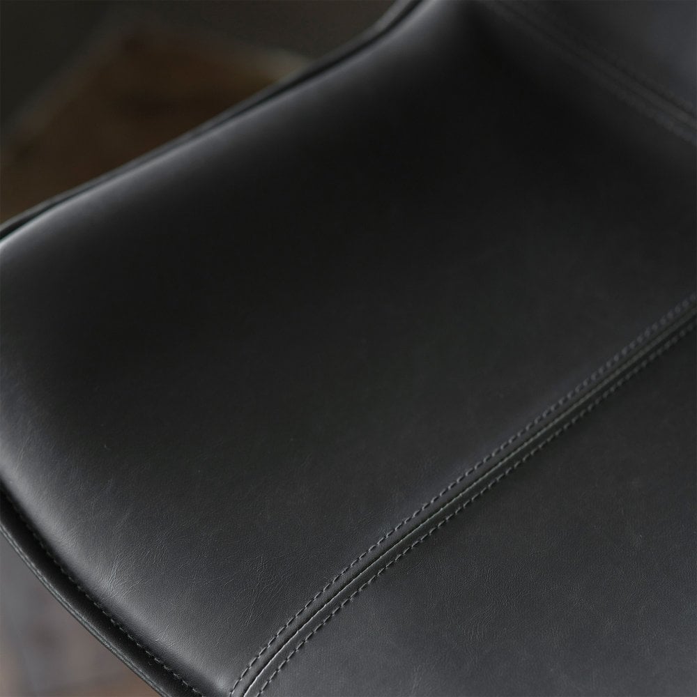 Elegant and sturdy set of two industrial bar stools in charcoal faux leather, combining comfort with a vintage-inspired look.
